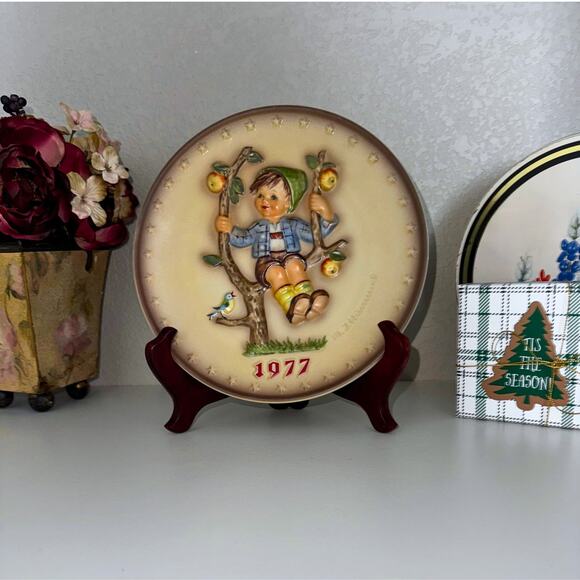 1977 Goebel M.J. Hummel Annual Collector Plate • Boy in Apple Tree - Picture 3 of 6